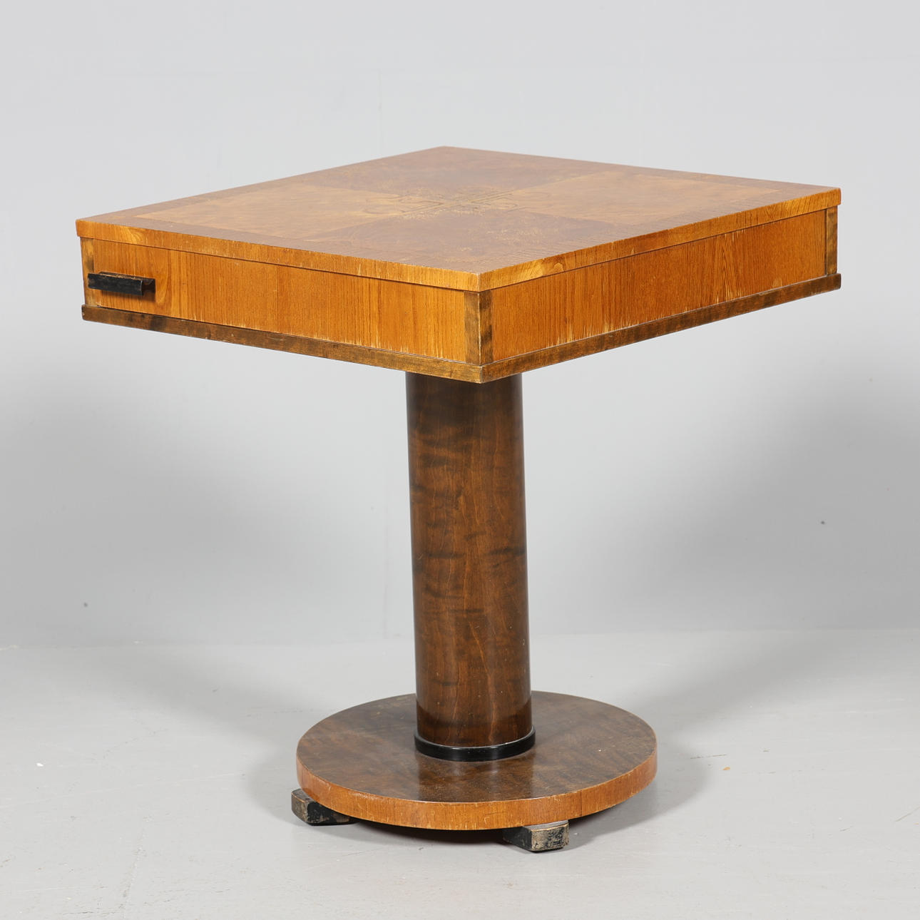 Mesa de esquina con cajones, intarsia.