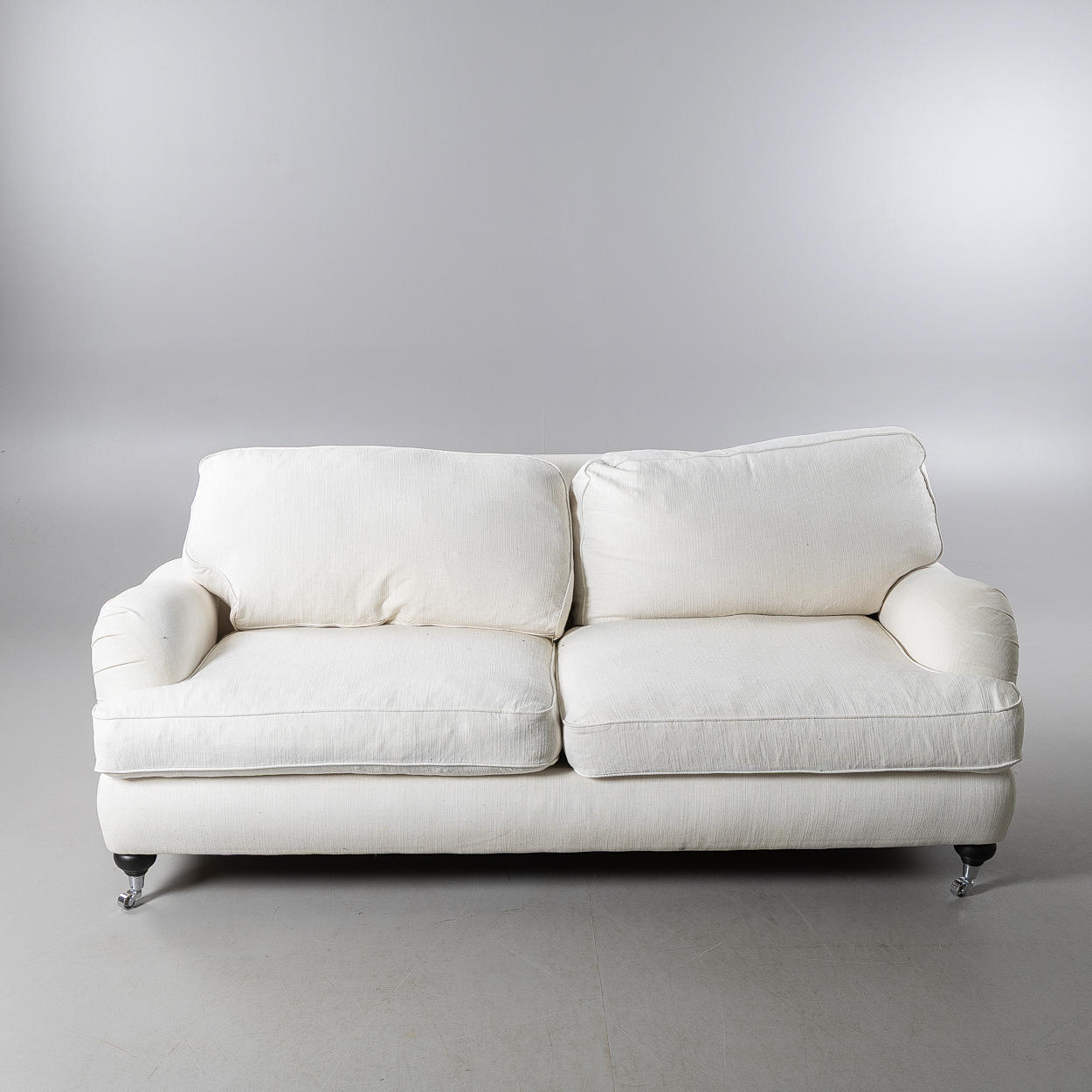 En 2-personers sofa, Howard-model, hvid polstring, 21. århundrede.