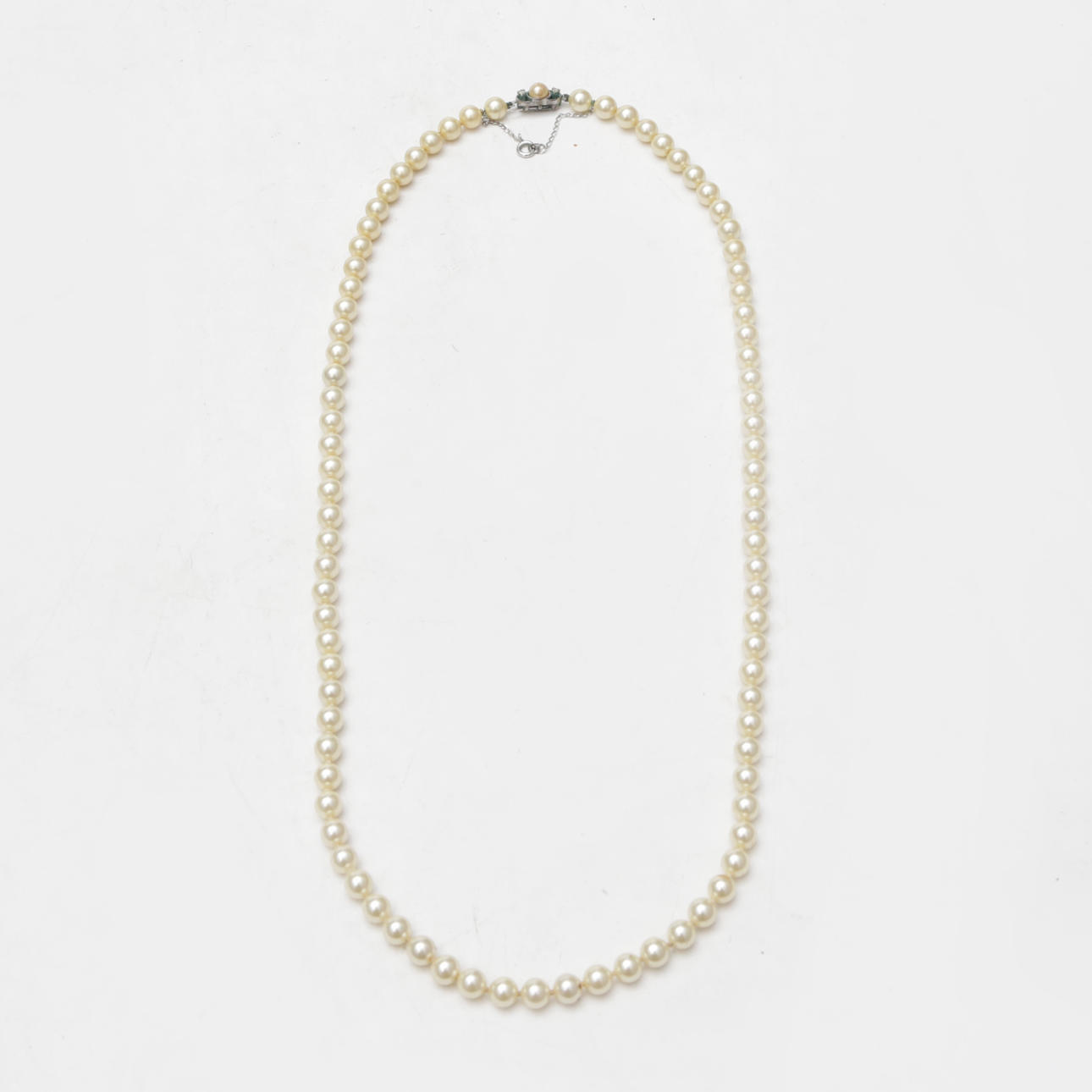 PERLENHALSKETTE, mit silbernem Verschluss.