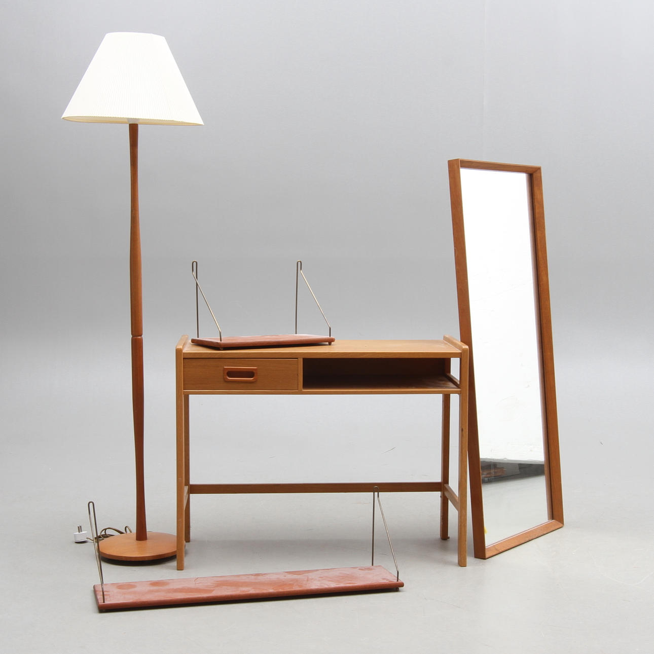 HALLMÖBEL, 2 st HYLLKONSOLER, SPEGEL, GOLVLAMPA, 1900-talets andra hälft.