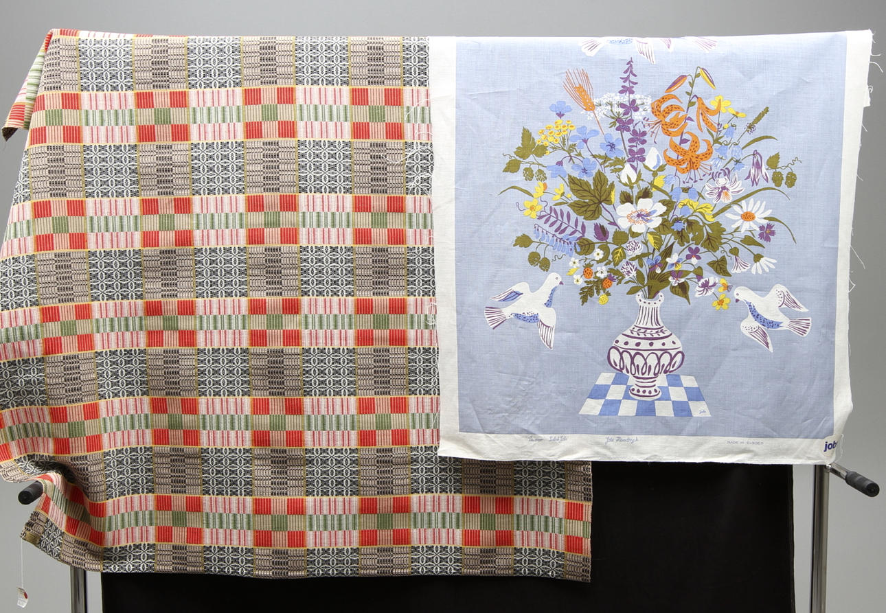 DALDRÄLL, cottolin/bomull samt HANDTRYCK på textil, "Duvor", Lisbet Jobs.