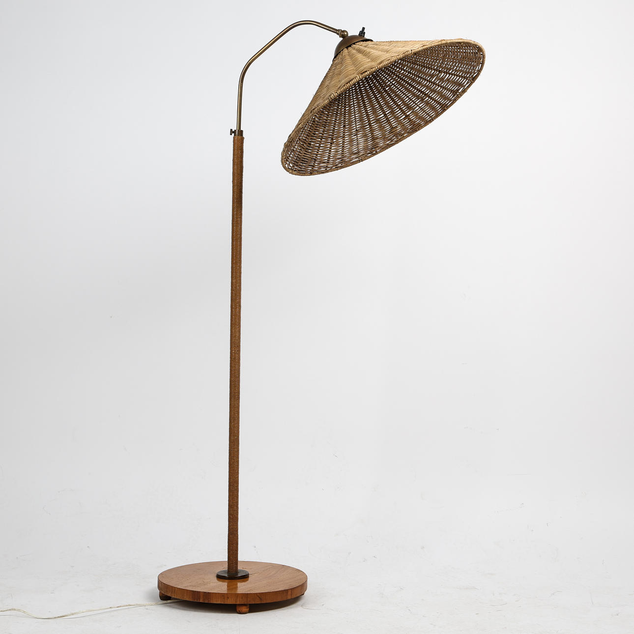 STEHLAMPE, Rattan und Messing, 1940er.