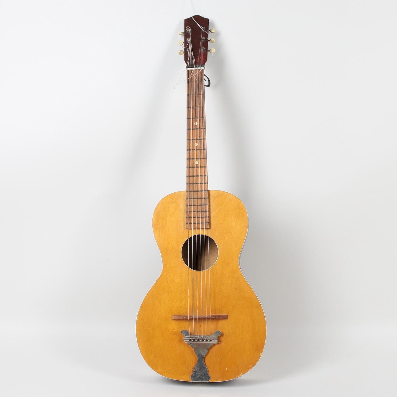 GUITARRA ACÚSTICA, sin marcar.