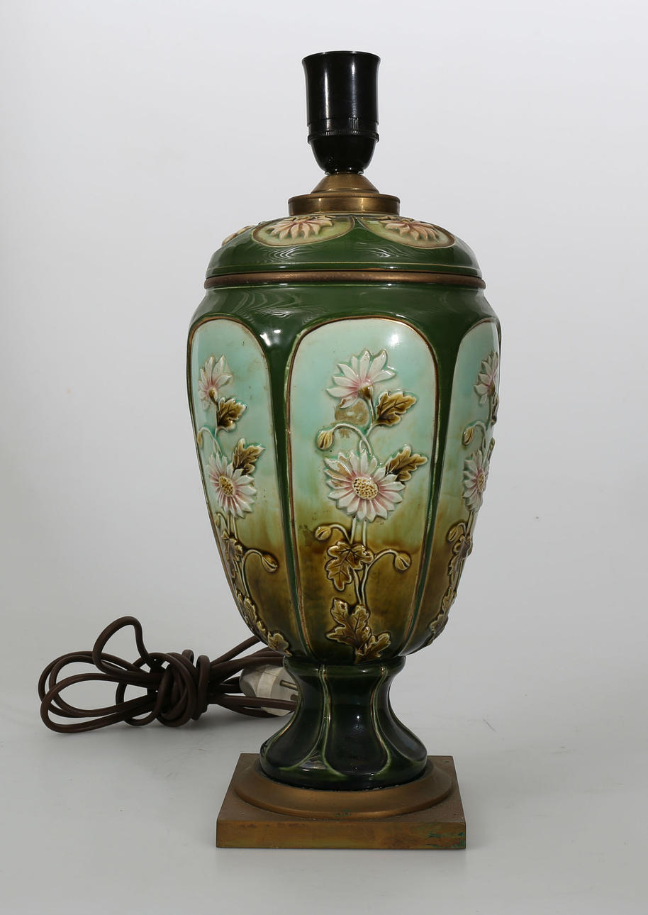 BORDSLAMPA, gulmetall och majolika, 1900-talets första kvartal.