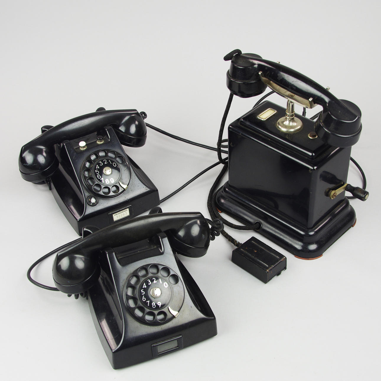 TELEFONER, 3 stycken, tidigt 1900-talets första hälft.