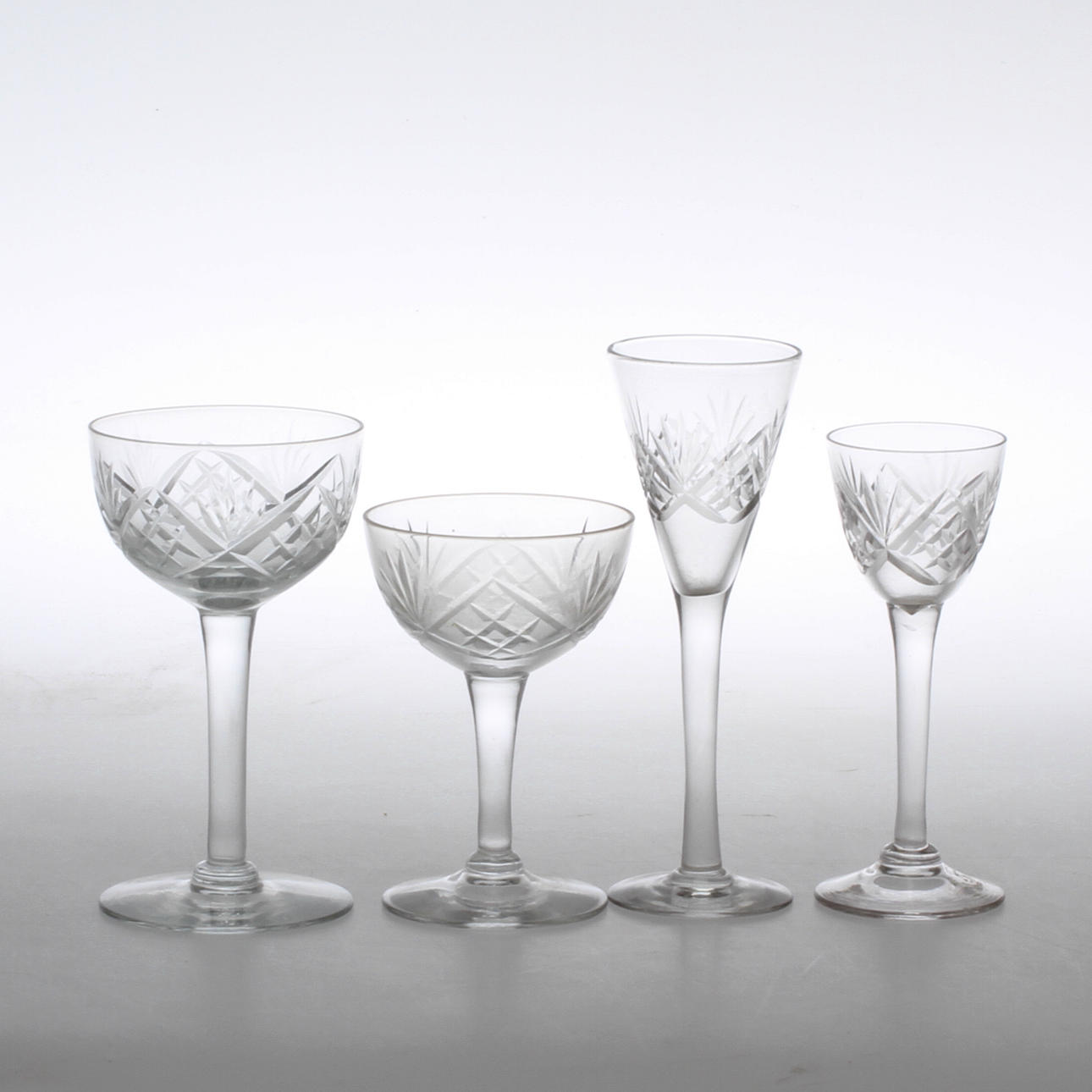 GLASSERVISDELAR, 47 delar, modell "Helga", 1900-tal..