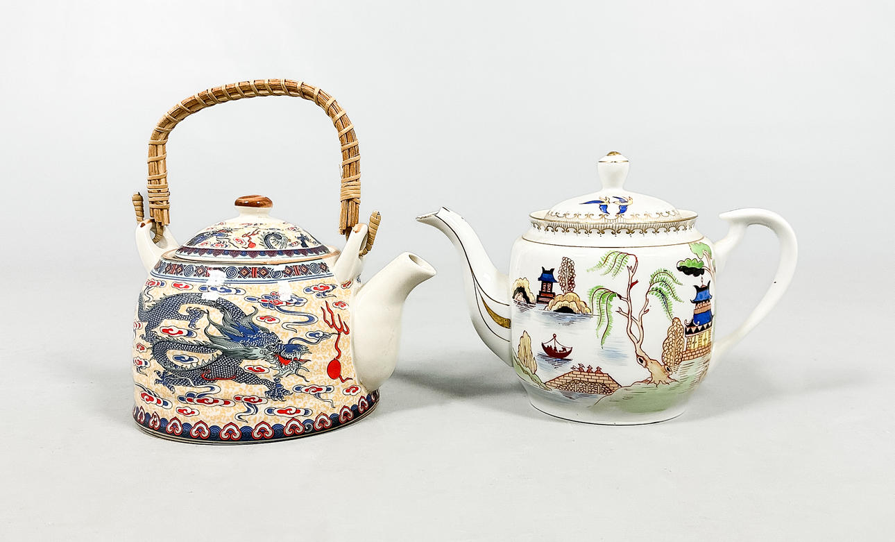 TEKANNOR, 2 st, porslin, Kina, 1900-tal.