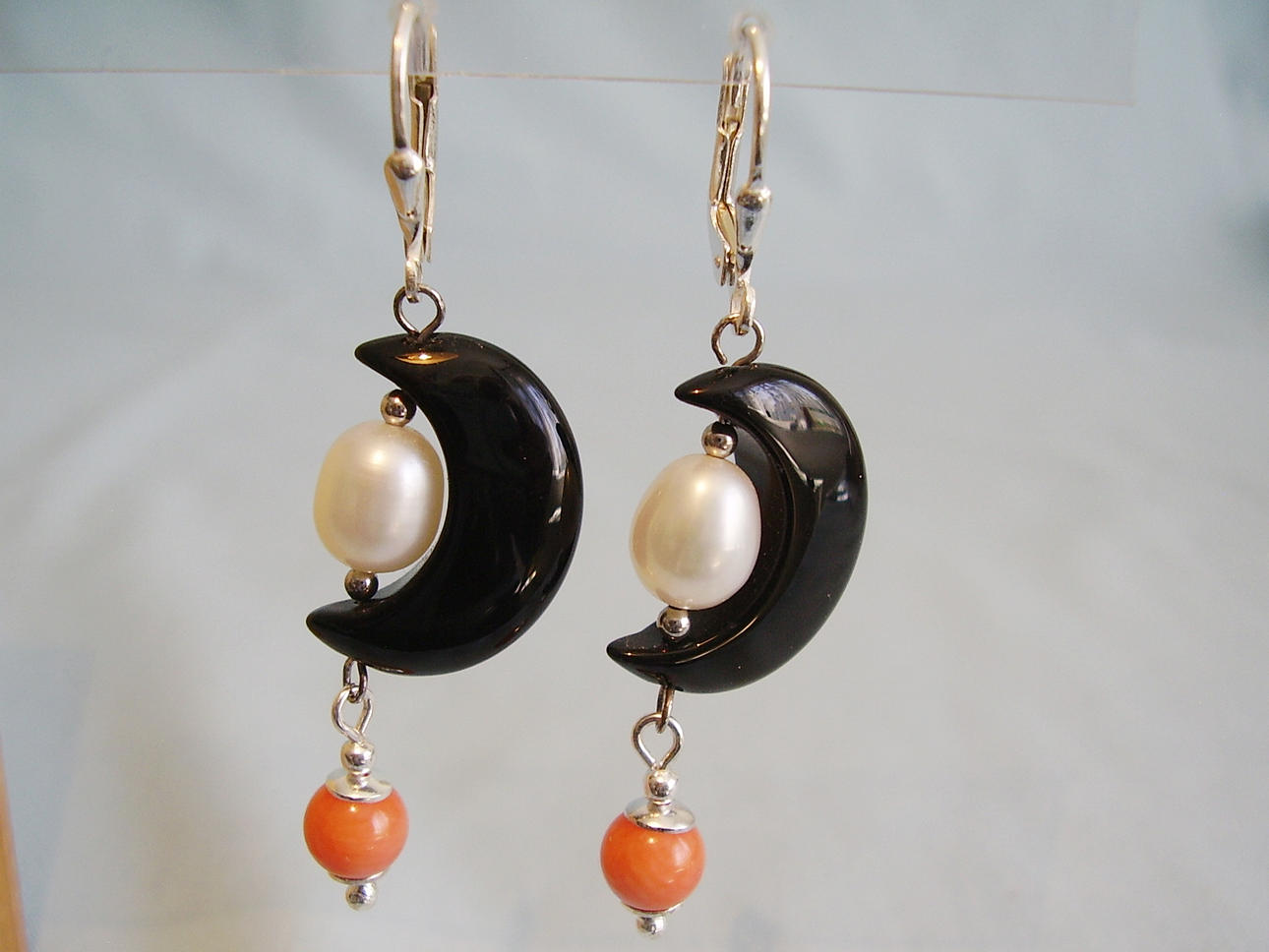 ONYXÖRHÄNGEN MED PÄRLOR OCH KORALLER.