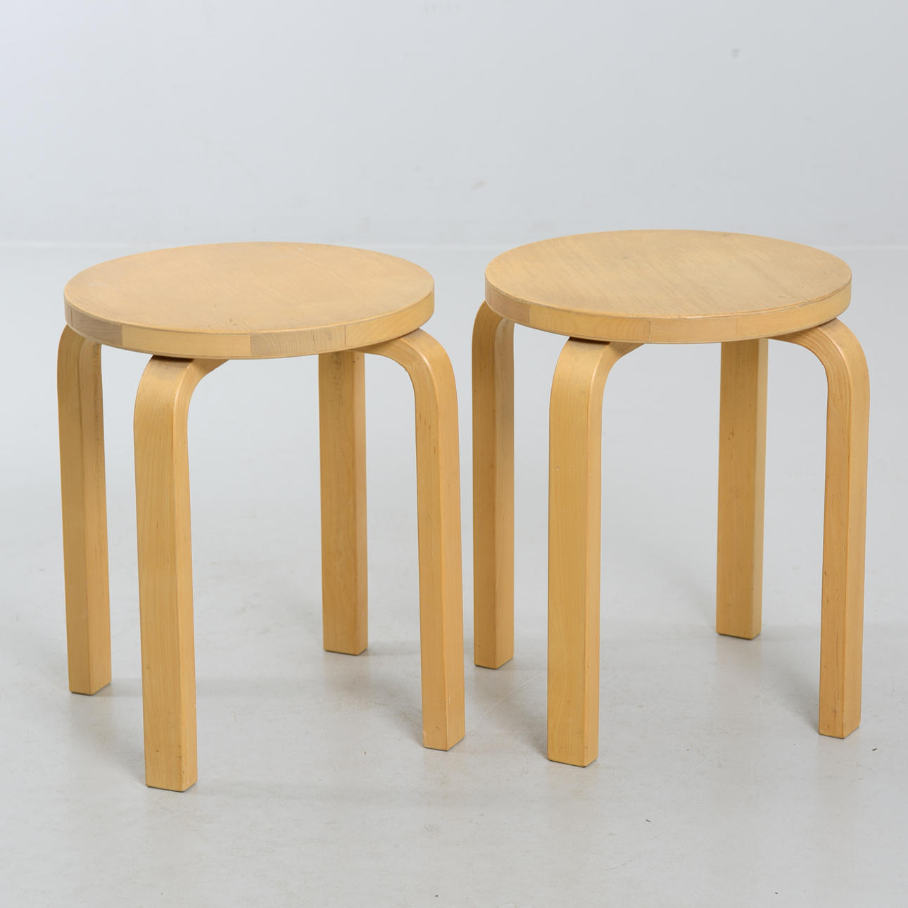 ALVAR AALTO. 2 paller, model „E60", Artek, Finland.