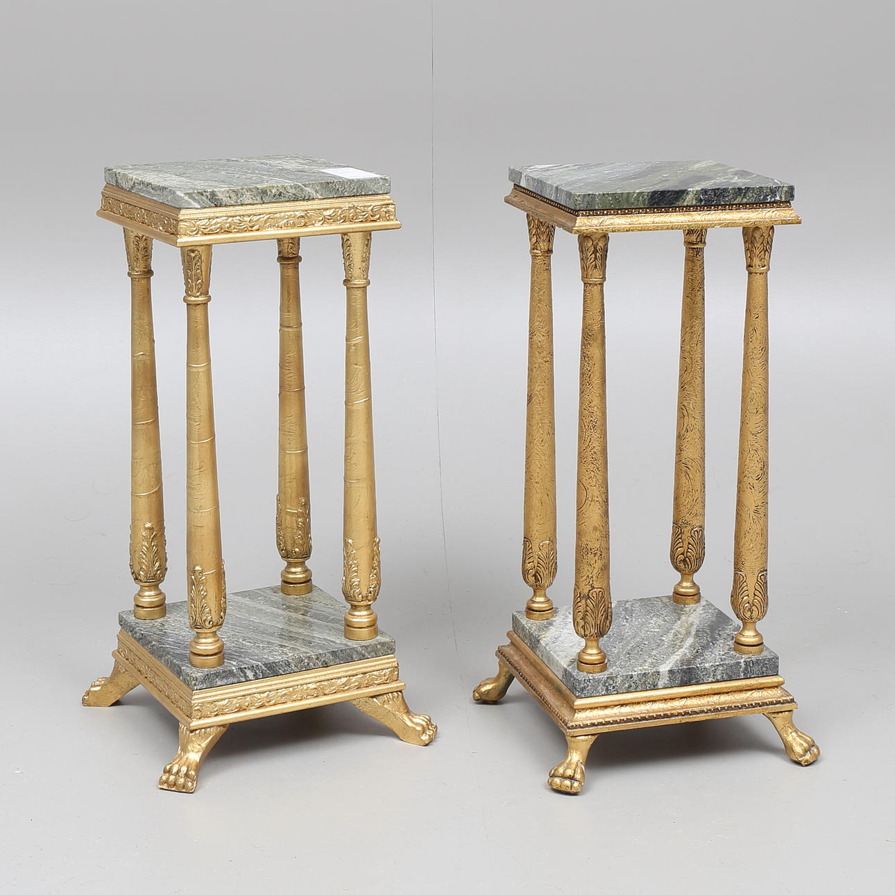 PIEDESTALER, 2 st snarlika, med stenskivor, förgyllda, 1900-talets andra hälft.