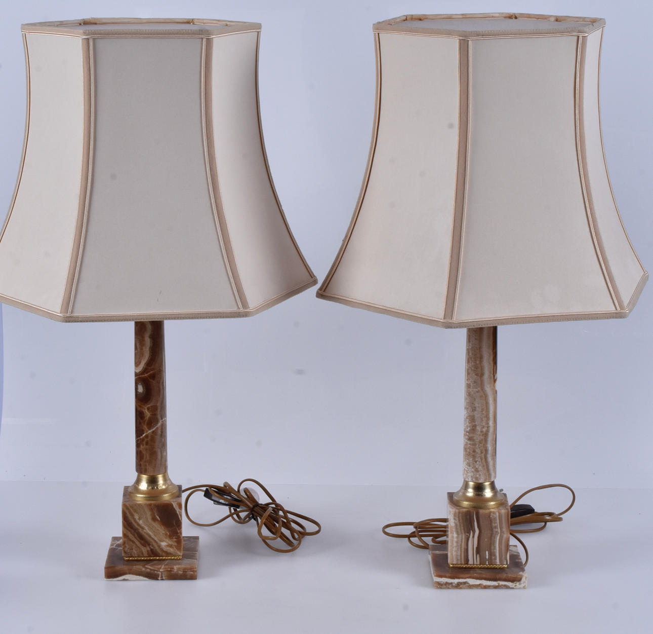 BORDSLAMPOR, ett par, marmor, 1900-tal.