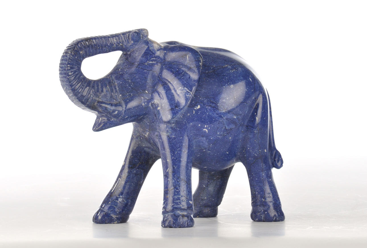 ELEFANT AUS SODALITH-GESTEIN. Lucky shape with raised trunk.