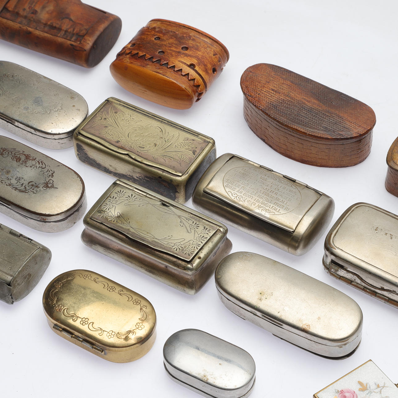 SNUSDOSOR, 16 st, metall/trä, 18-/1900-tal.