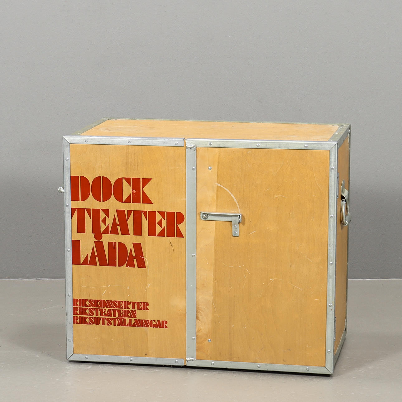 CAJA DE TEATRO DE MARIONETAS.
