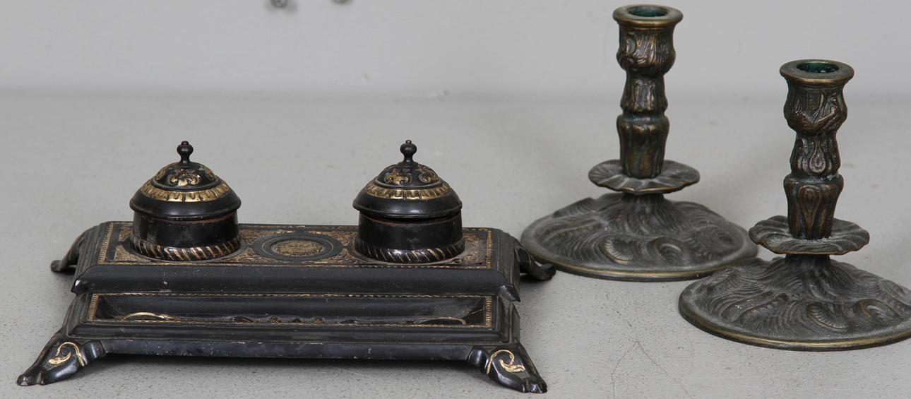 LJUSSTAKAR, ett par, brons, samt SKRIVBORDSUPPSATS, metall, nyränessans.