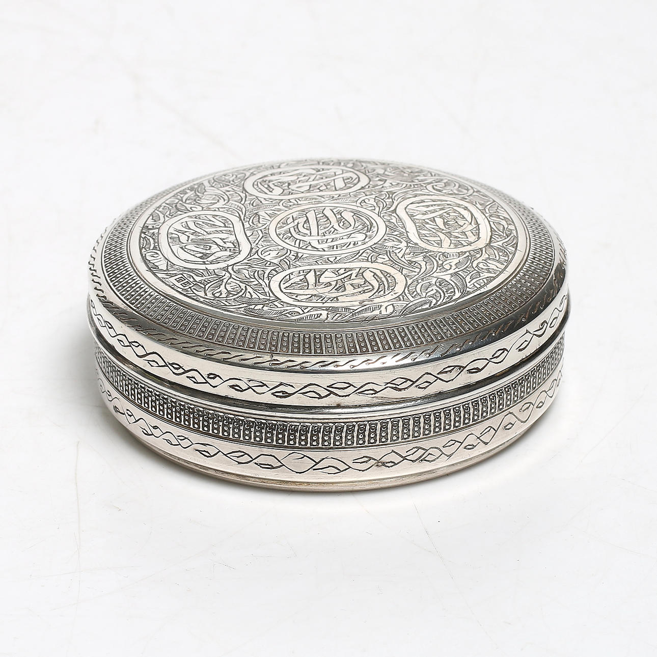 DOSA, sterling silver, troligen Persien, 1900-tal. Vikt 130 gram.