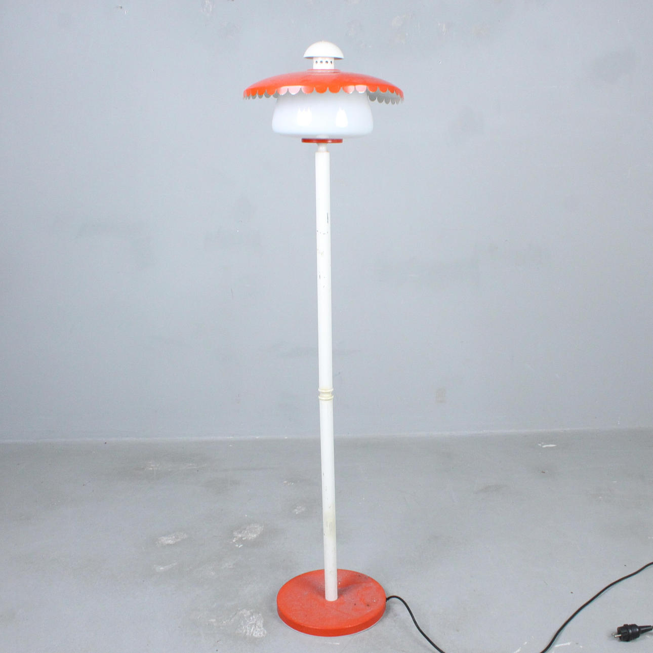 Lámpara de pie Space Age de la década de 1960.