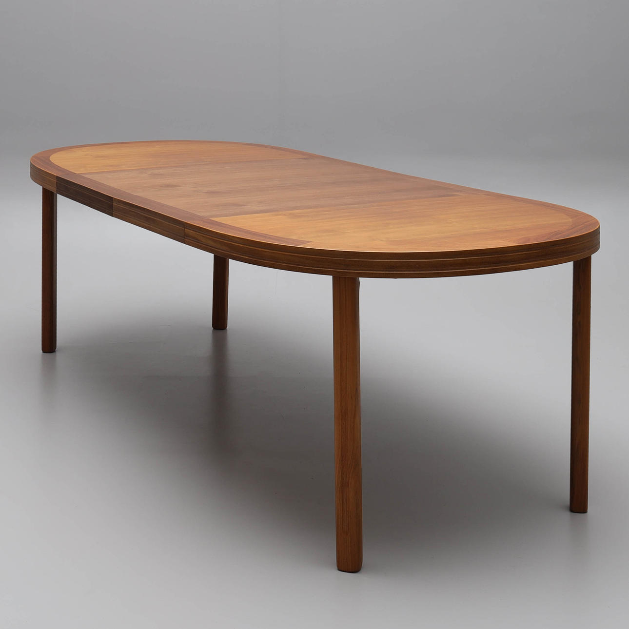 A walnut dining table, 3 pieces, 20th century.