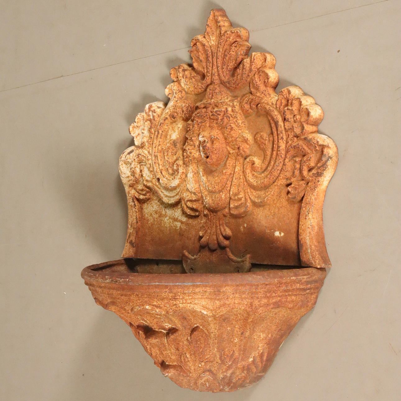 PUUTARHAALLAS, valurautaa.