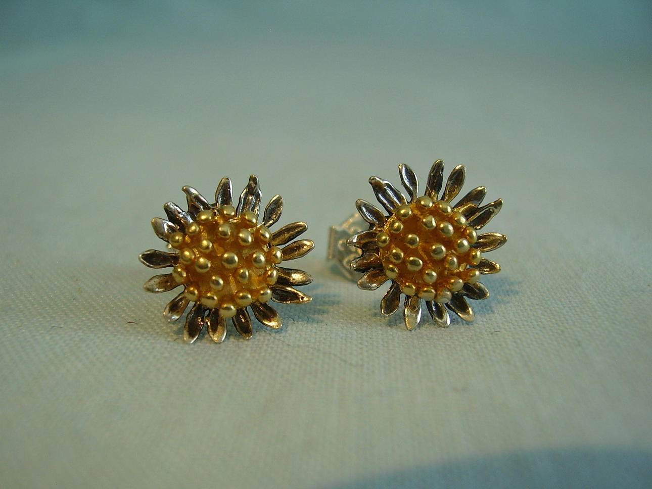 SILVER THISTLE ÖRHÄNGEN silver 925 delvis guldpläterade.