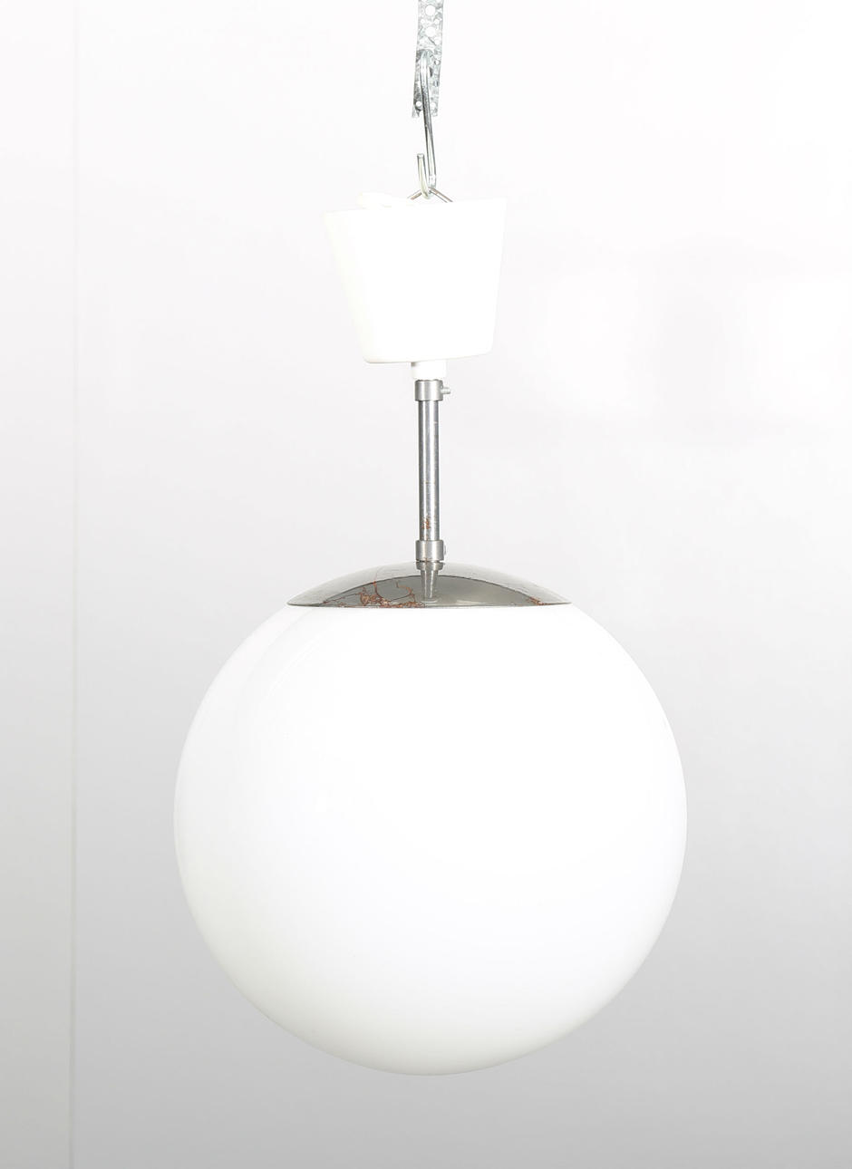 TAKLAMPA, vitmetall och glaskupa, 1900-talets mitt.