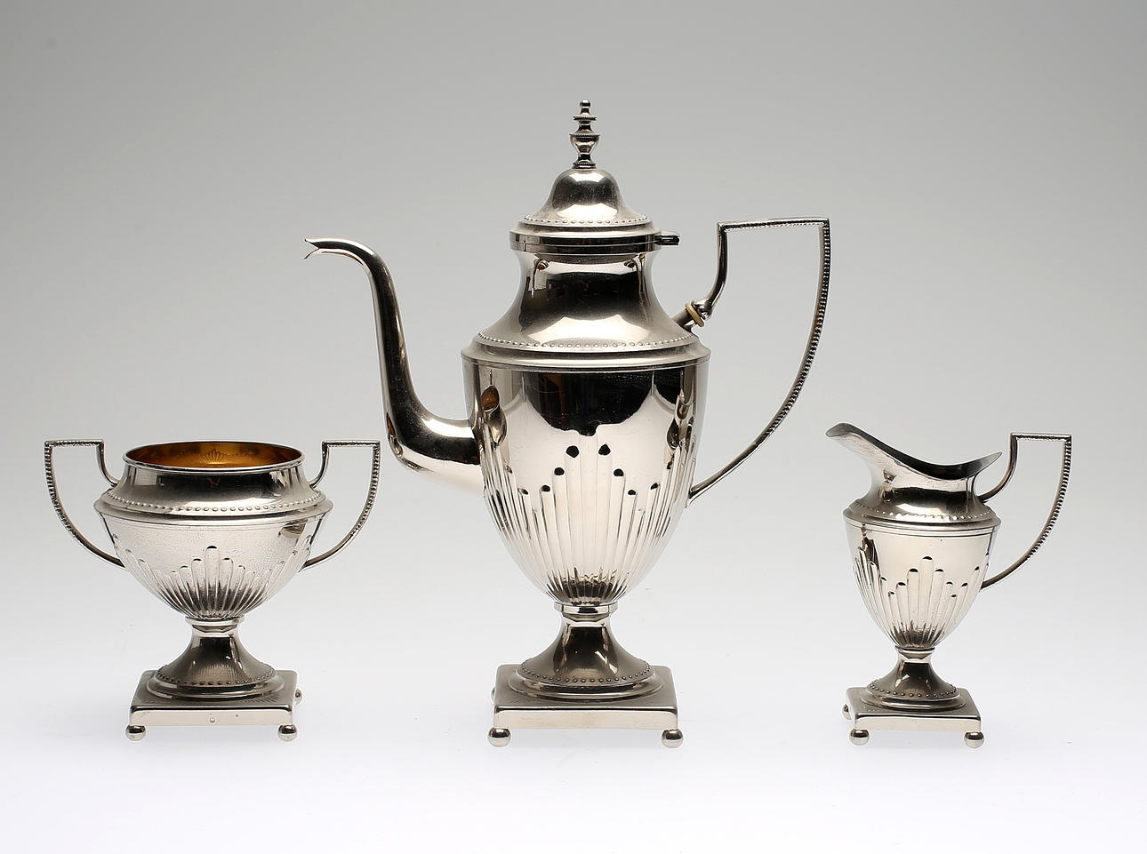 KAFFESERVIS, 3 delar, vitmetall, gustaviansk stil.