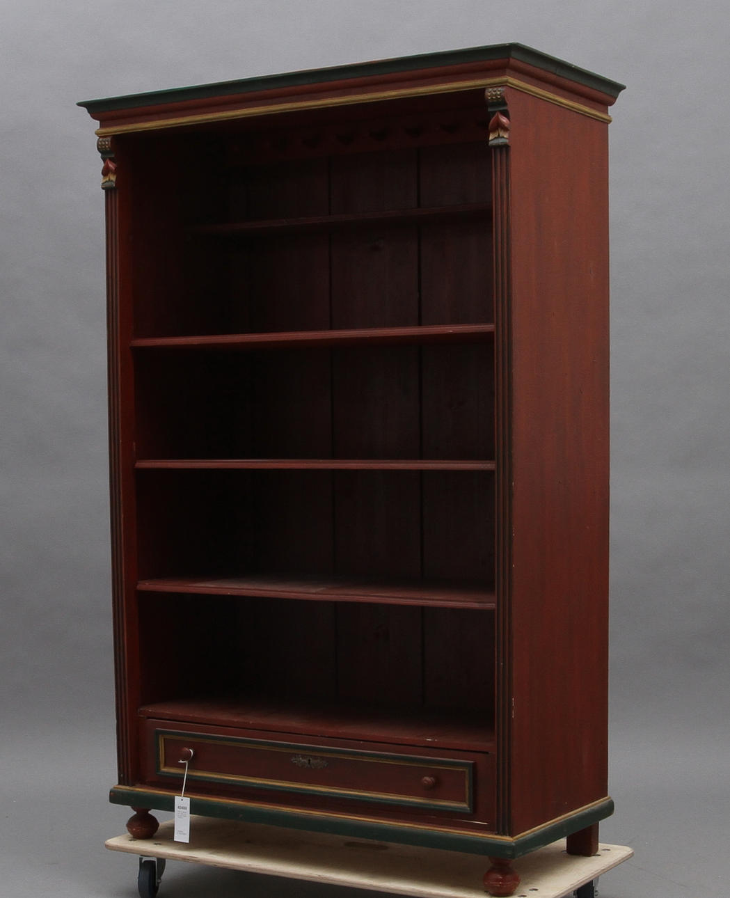 SKÅP. 5 hyllplan och 1 låda, röd och grön målad, 1900-tal.