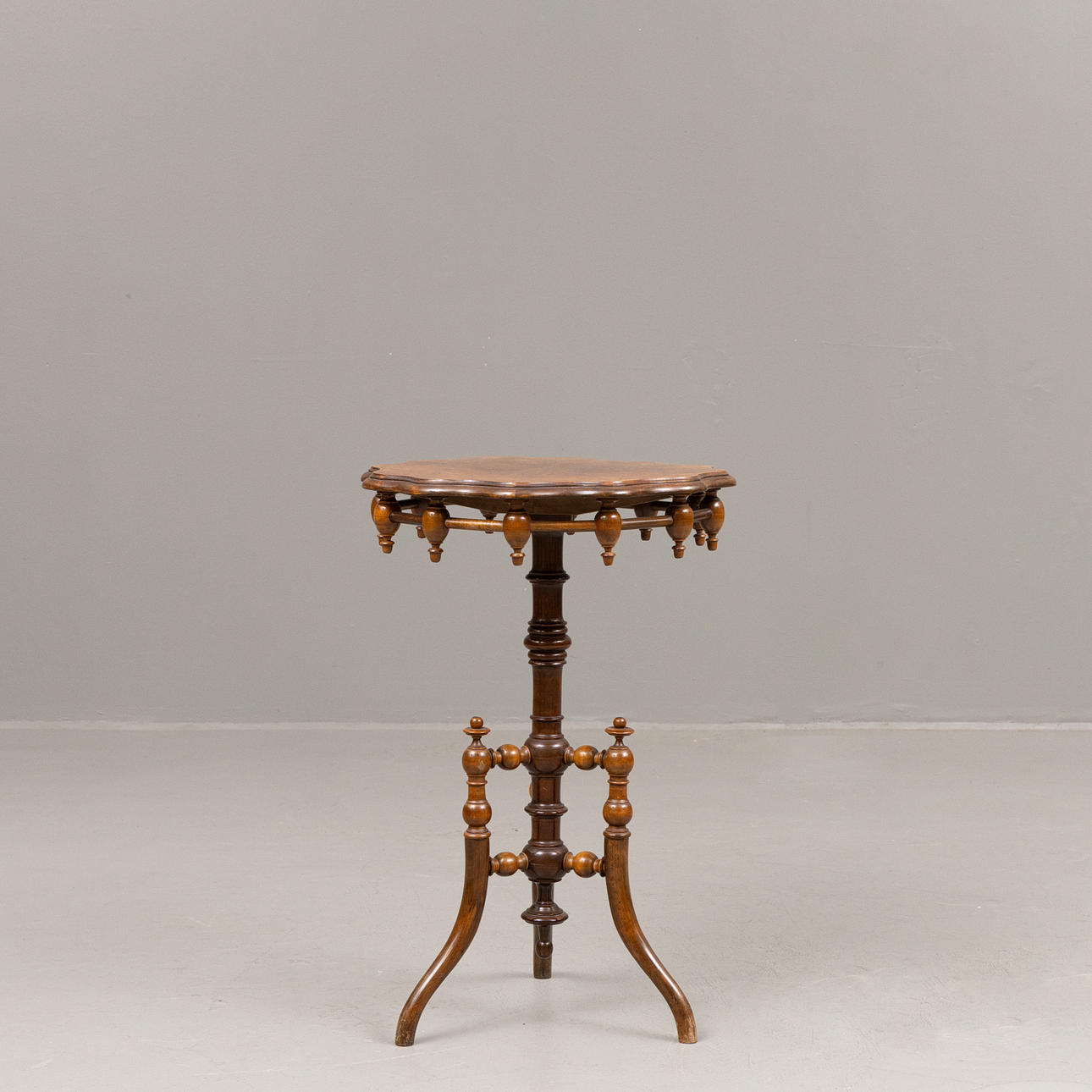 A walnut pillar table, Neo-Renaissance, ca. 1900.