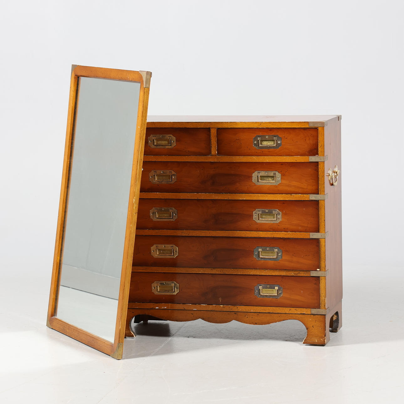 SPEGEL samt BYRÅ, engelsk stil.