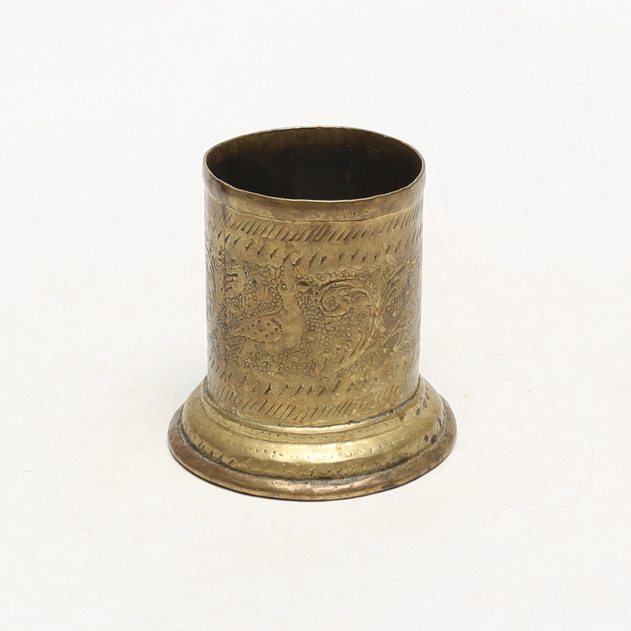 POSAVASOS, de latón, ricamente decorado.