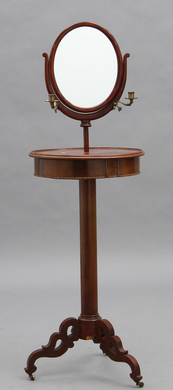 RAKSPEGEL. Mahogny, på pelarfot med hjul, 2 st ljushållare, 1800-tal.