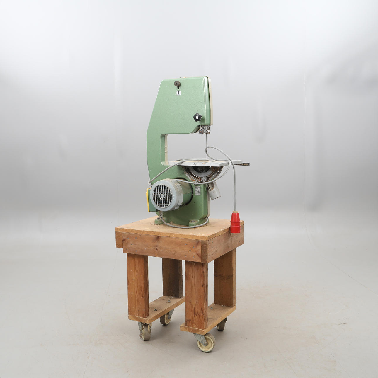 FIGURE SAW, Inca on stand with wheels, 3-phase coupling.