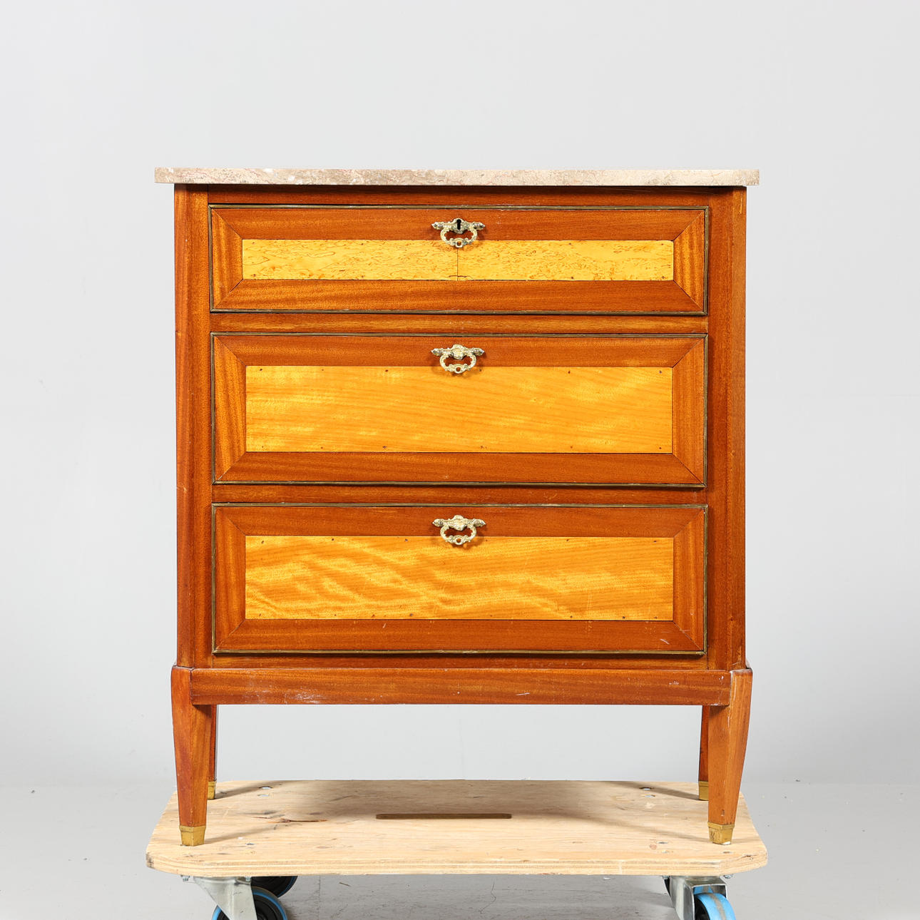 SCHUBLADEN FÜR AGENTUREN mit Steinplatte.