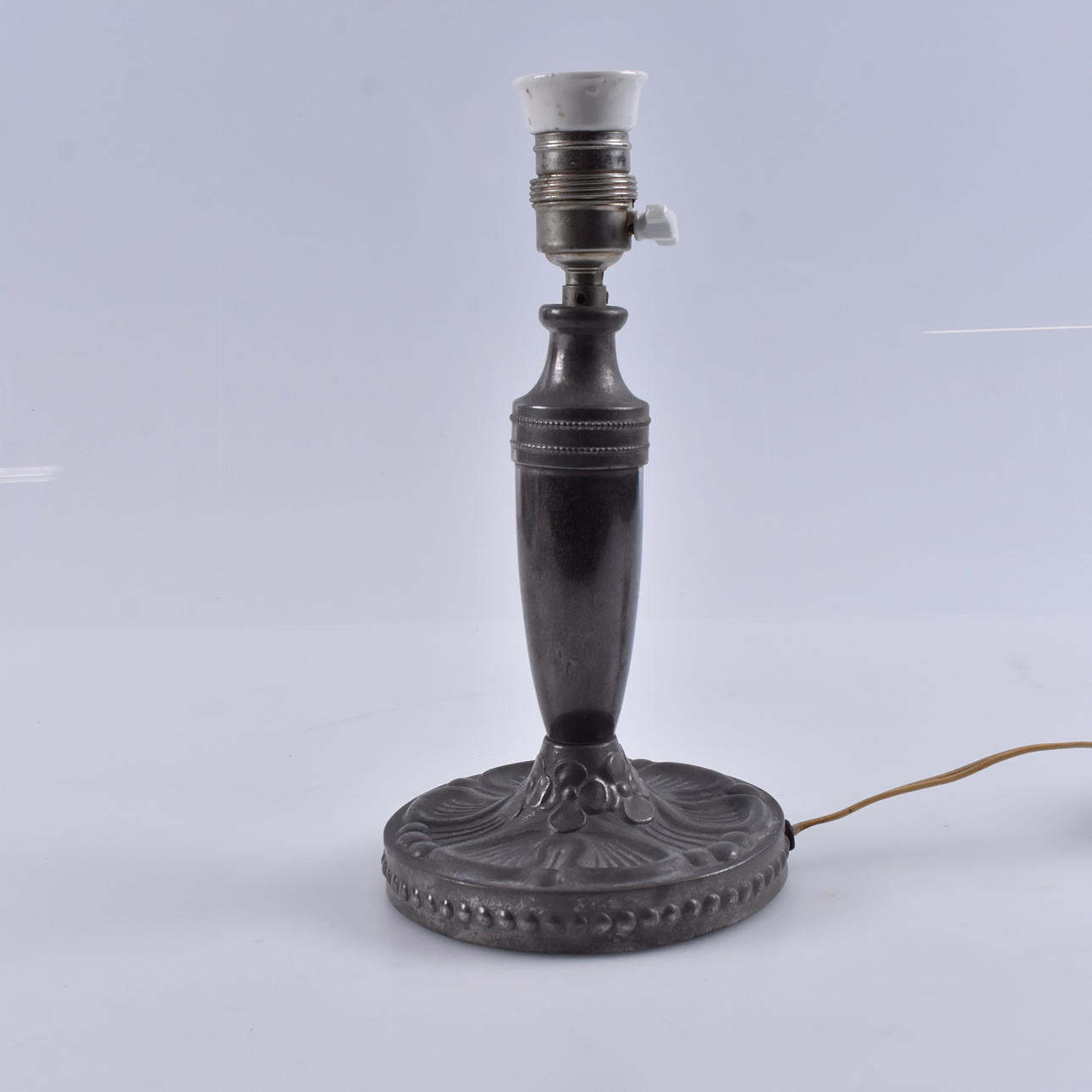 BORDSLAMPA, vitmetall, 1930-tal.