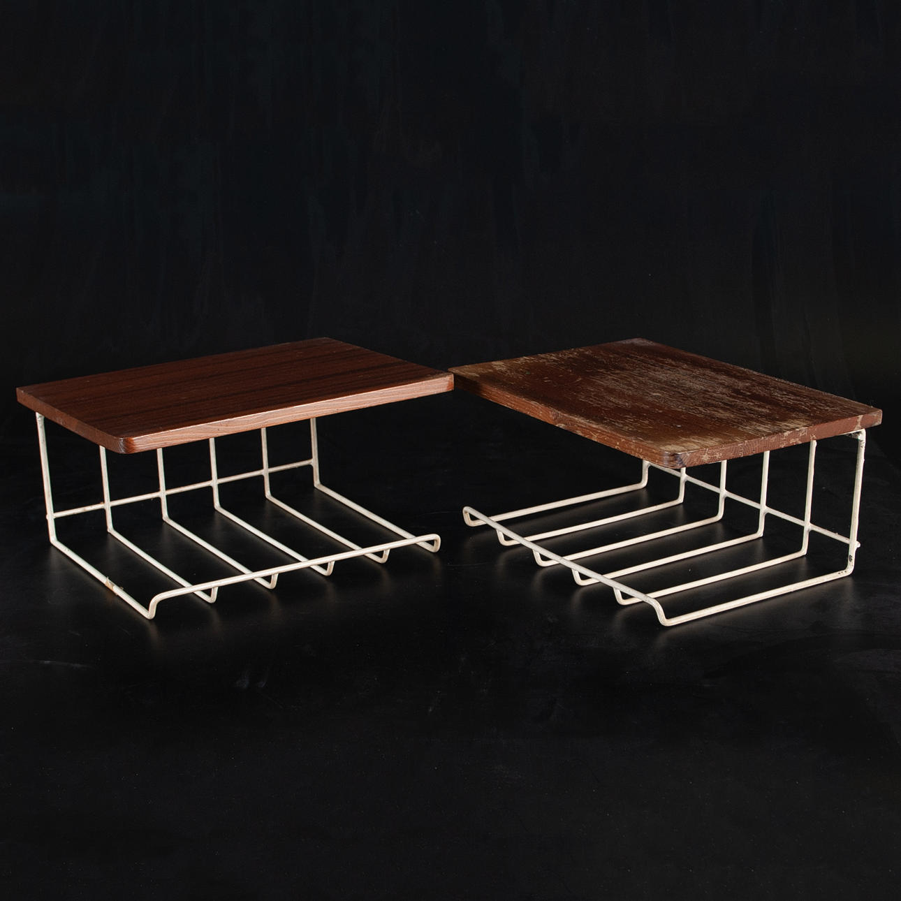 NATTDUKSBORD / TELEFONHYLLA, ett par, stringmodell.