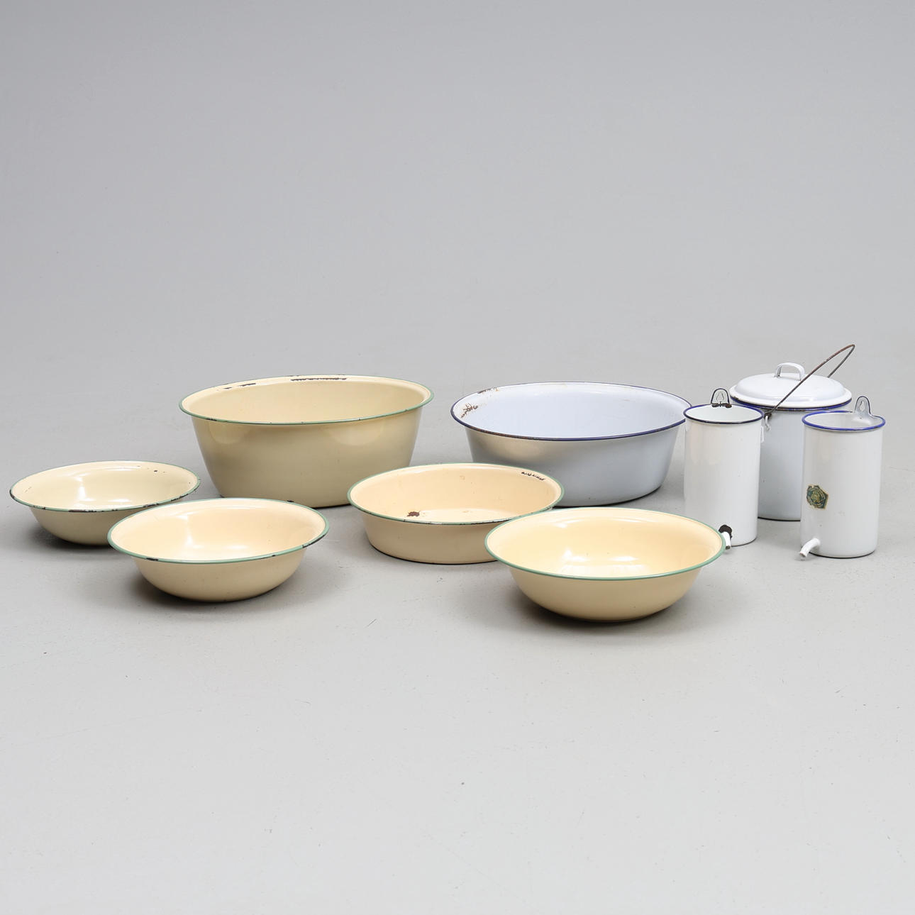 DIVERSE EMALJERADE OBJEKT, "Kockums", 1900-tal.