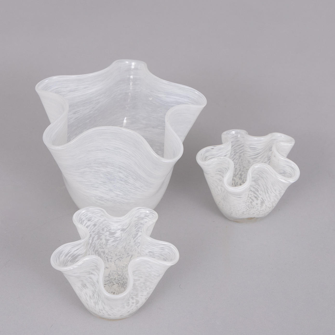 NÄSDUKSVASER, 3 st, vit glasmassa.