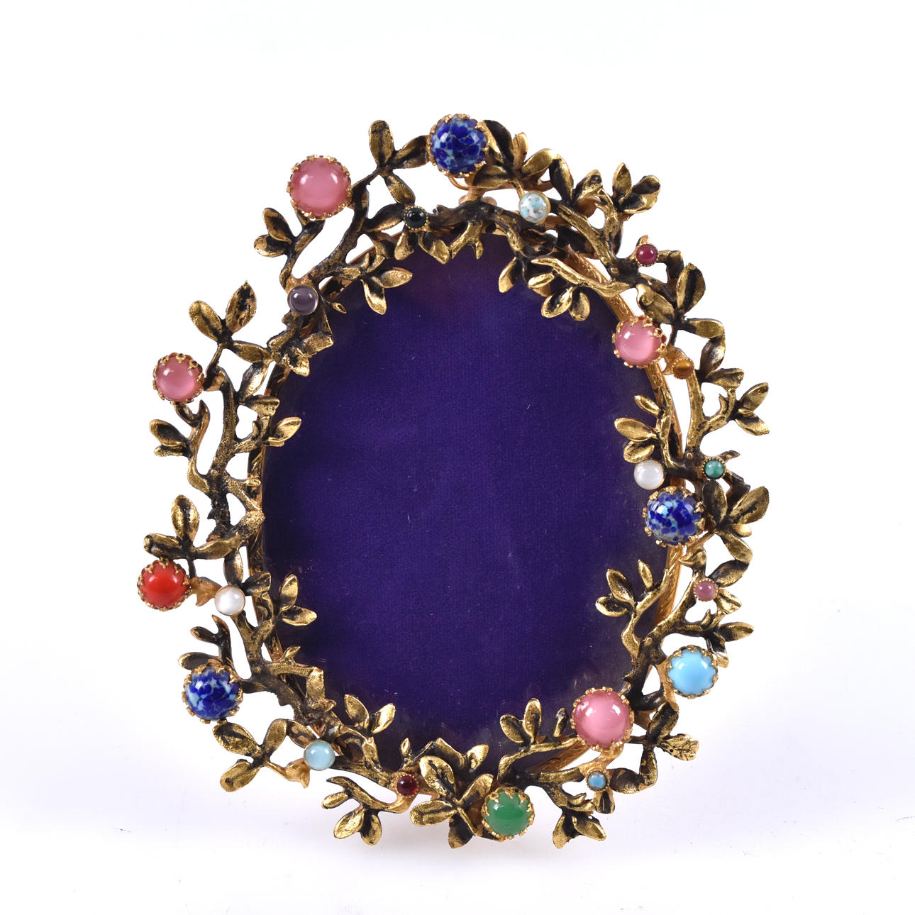 RAM, mässing med ädelstenar, 1900-tal.