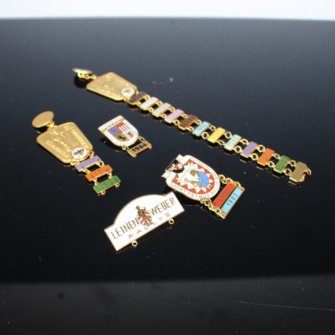 En samling ADAC bilklistermärken.