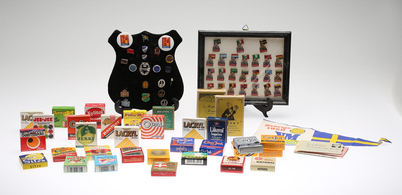 KURIOSA, bland annat vimpel 1958, tablettaskar, nålmärken.