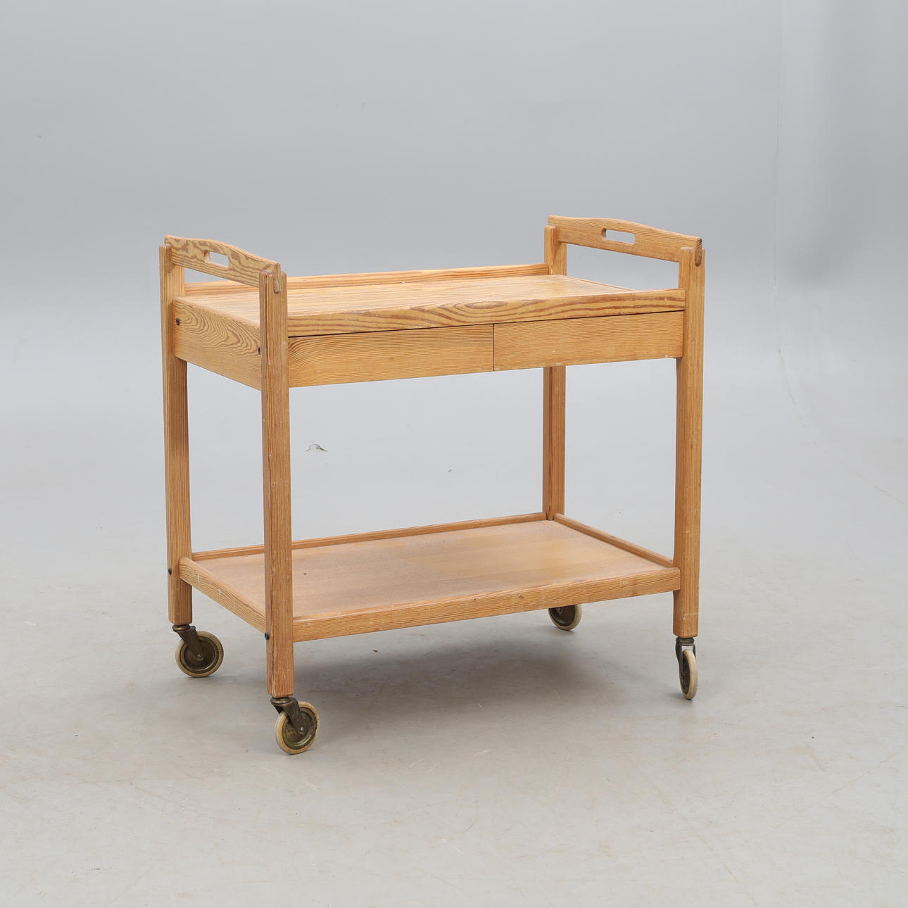 Ein Servierwagen aus den 1960er/70er Jahren.