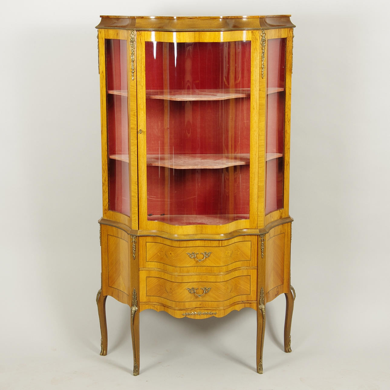 VITRINSKÅP, mahogny med intarsia och bronser, 1900-tal, rokokostil.