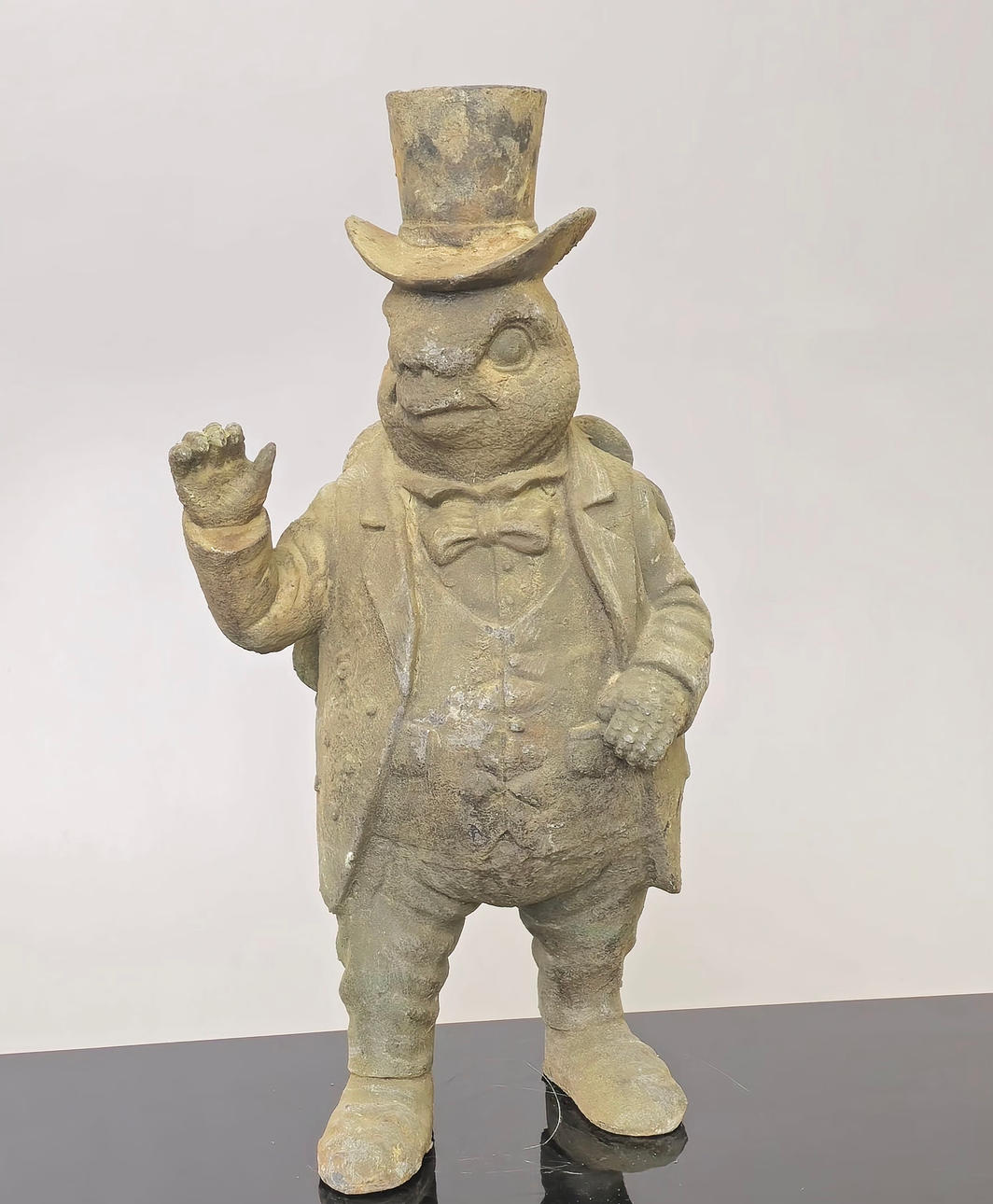 JÄRNSKÖLDPADDA MED KOSTYM OCH HATT.