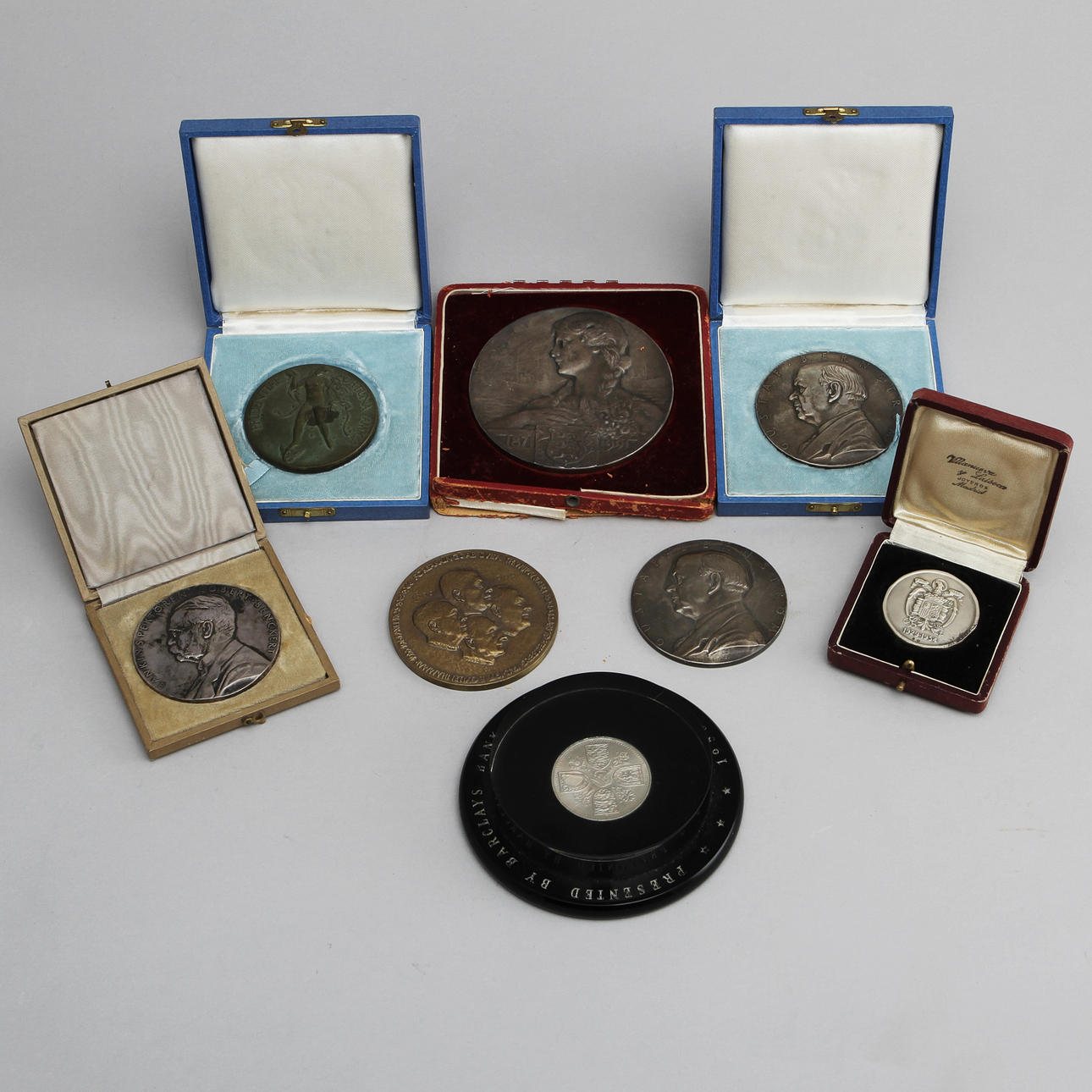 MEDALJER, 8 st, silver mm, silvervikt ca 750 gram.