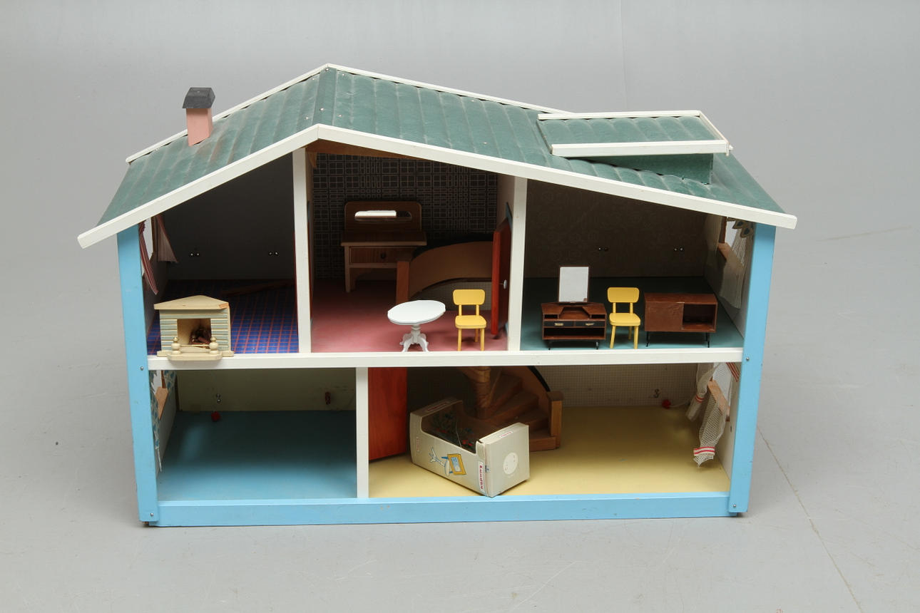 DOCKSKÅP Micki leksaker GEMLA, med INREDNING. Bil SAAB i plast.