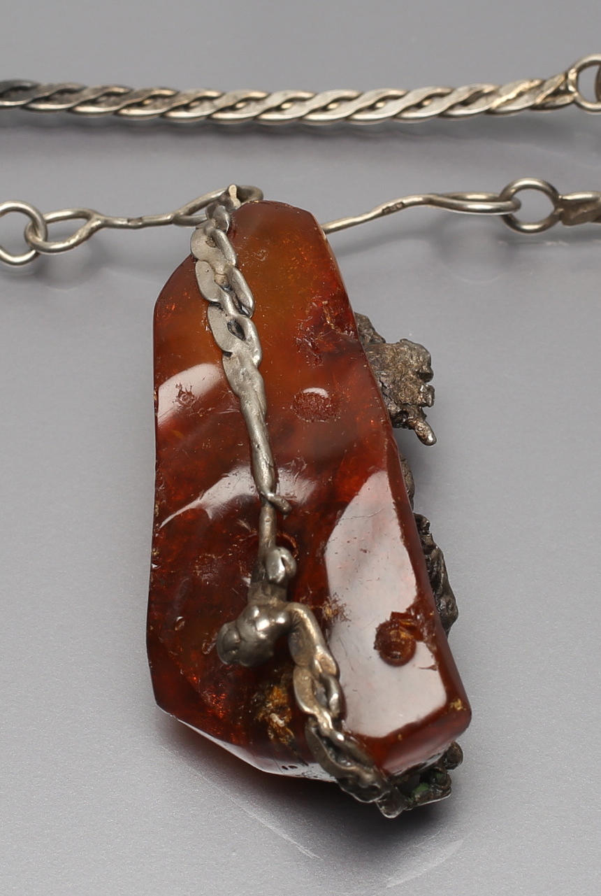 COLLIER.