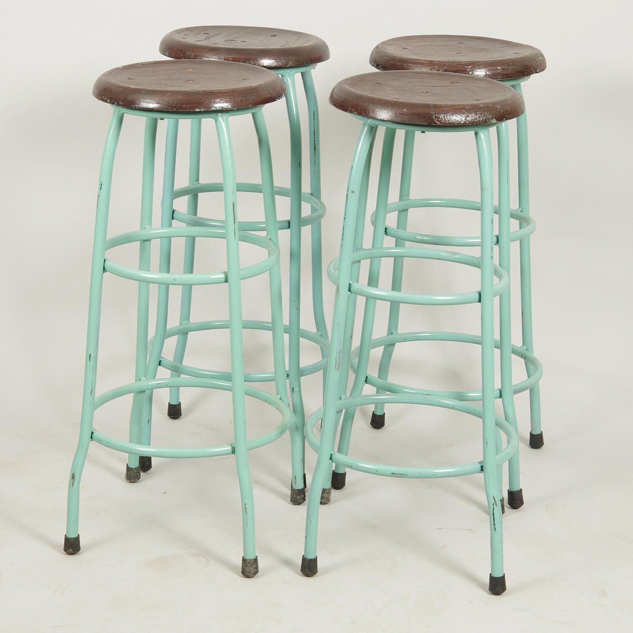 BARPALLAR, 4 stycken, grönmålad metall med träsits, industridesign.