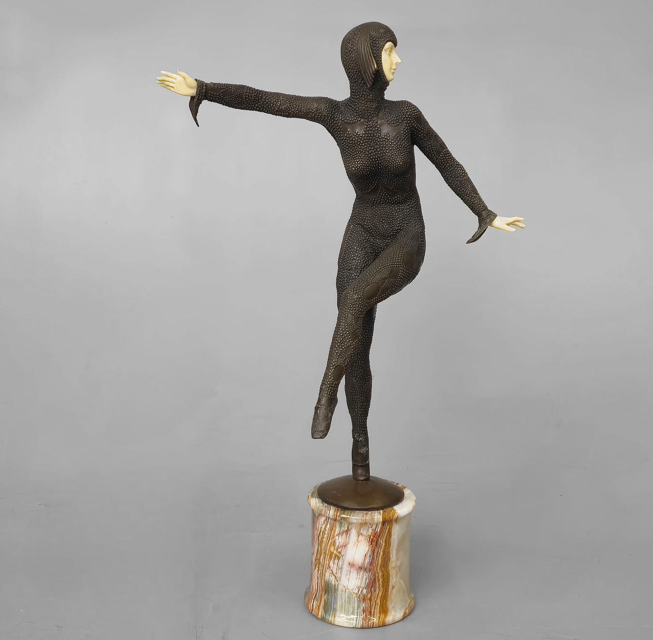 ACRÓBATA CRISELEFANTINA SIGUIENDO MODELOS DE D.H. CHIPARUS.