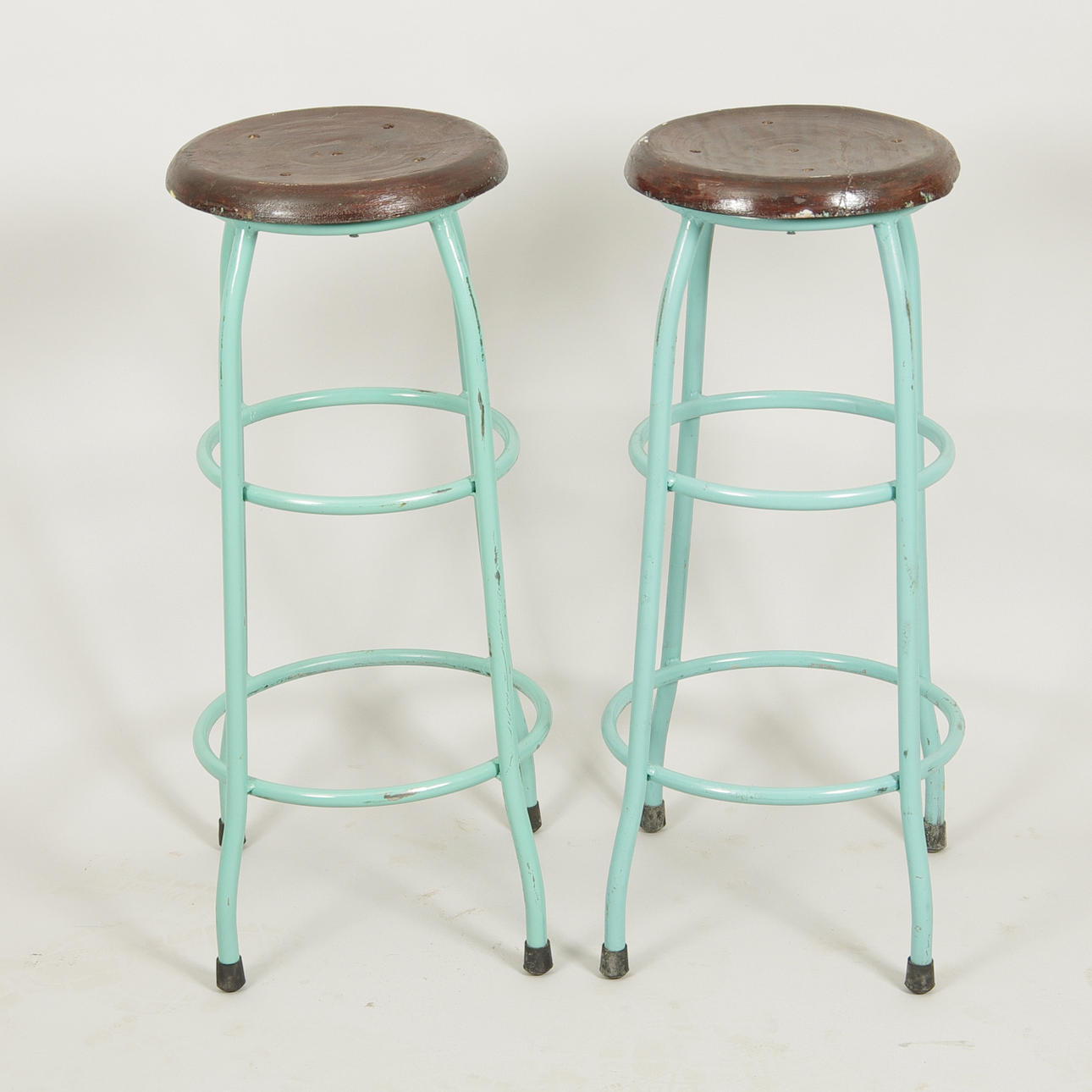 BARPALLAR, 1 par, grönmålad metall med träsits, industridesign.