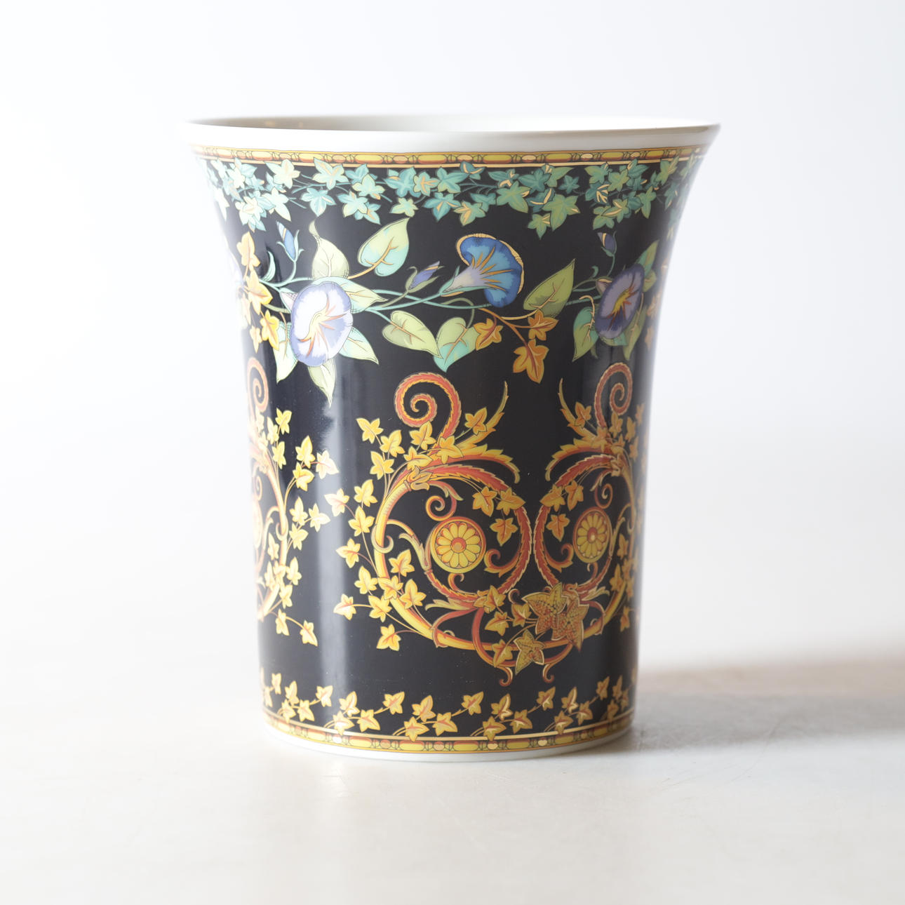 VAS, porslin, "Gold Ivy", Versace, Rosenthal.